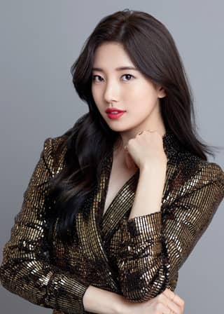 Attrice, cantante e modella coreana nota per il suo ruolo nel drama coreano 'The Girl Who's Got the Best' posa con una giacca e un vestito di paillettes dorati.