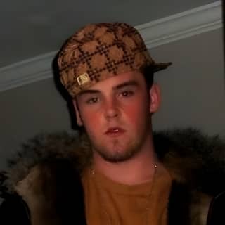 Scumbag Steve memakai topi, jaket, dan kerah bulu.