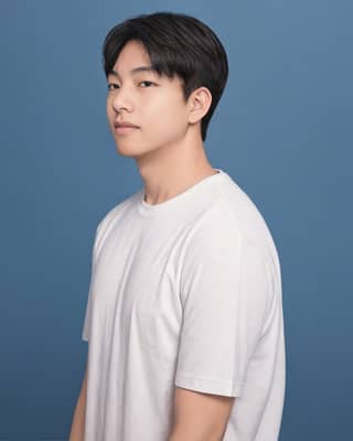 白いTシャツを着た男性が写真を撮るポーズをしています。