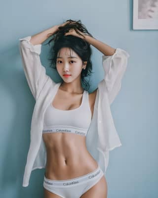 modella coreana in posa in biancheria intima bianca