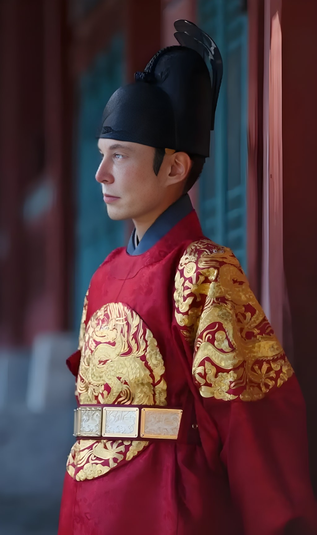 Un homme asiatique se tient devant un bâtiment en vêtements traditionnels chinois.