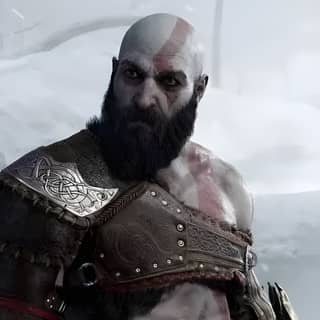 Kratos, il dio della guerra, è ritratto in un videogioco con una barba folta e una presenza potente.