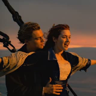 Leonardo DiCaprio dan Mia Farrow membintangi Titanic, film klasik yang berlatar di atas kapal di tengah lautan dengan kisah cinta yang memikat.