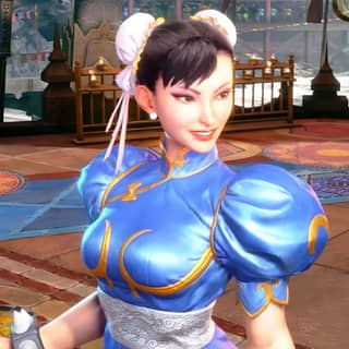 Sokak Dövüşçüsü Chun-Li, kılıç ve cep telefonuyla mavi bir kıyafet giymiş.