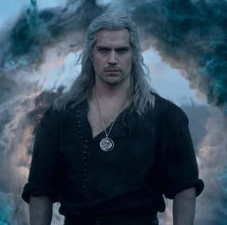 Der Hexenkönig des Nordens, mit einer Halskette und einer dunklen Präsenz, wird in der Netflix-Fernsehserie 'The Witcher' dargestellt.