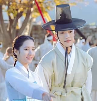 Wanita berpakaian tradisional Korea dan topi untuk sebuah festival.