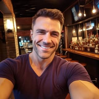 Homme rasé de près avec des cheveux courts souriant devant un bar