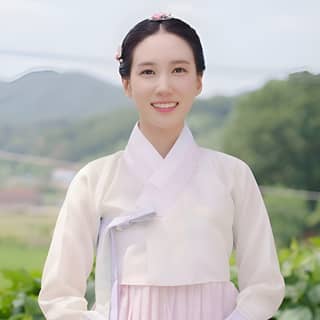 Traditionelle koreanische Kleidung posiert für ein Foto.