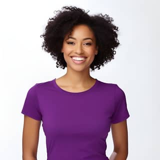 Mulher afro-americana sorrindo em camiseta roxa.