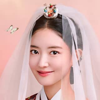 einen traditionellen koreanischen Hochzeitskleid tragen