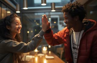 Un couple, un adolescent garçon et une adolescente fille se donnent des high-fives.