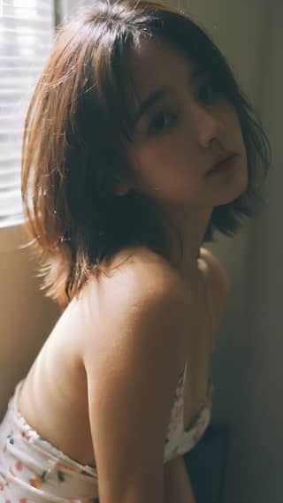 穿着花裙。