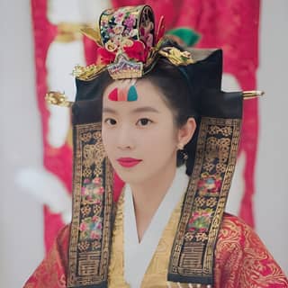 Femme en vêtements traditionnels coréens.