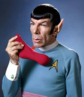 Spock porte une chaussette rouge et tient une chaussette rouge.