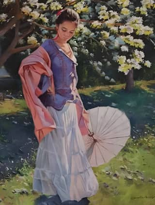 Pembe elbise giymiş bir kişi bir yelpaze tutuyor.