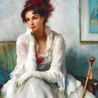 一個穿着白衣的人坐在沙發上。